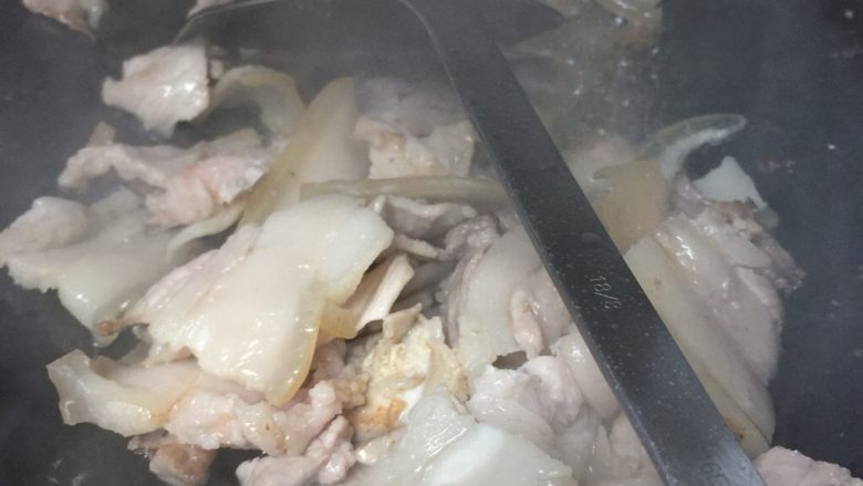 回锅肉,热锅倒油,油要多,倒入肉爆香捞出