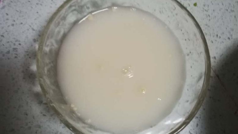 松软好消化的蔓越莓发糕|9M+,<a style='color:red;display:inline-block;' href='/shicai/ 731'>酵母</a>放入温水中，搅拌均匀，活化备用。