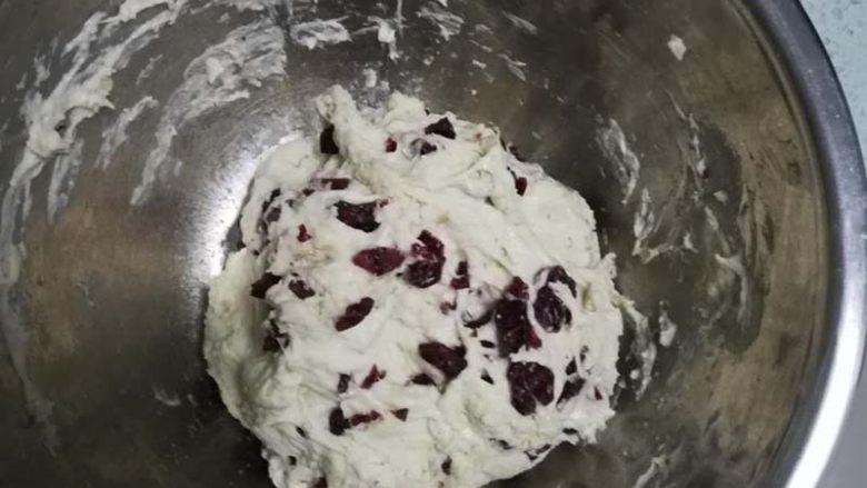 松软好消化的蔓越莓发糕|9M+,酵母水倒入面粉中，有筷子搅拌成团，这个时候面团是很粘手的，水份大。