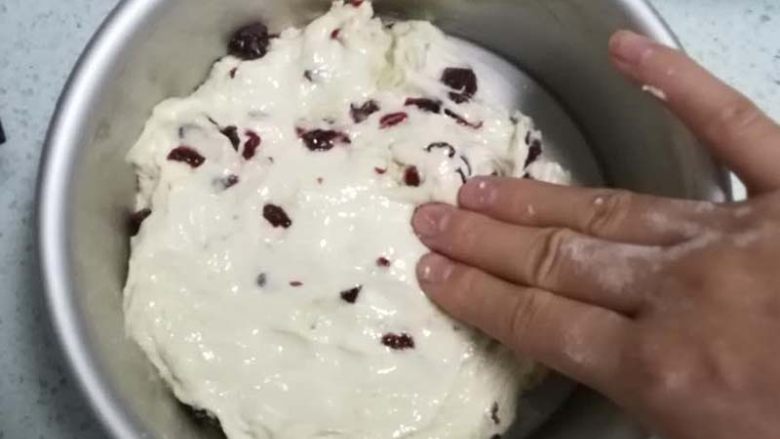 松软好消化的蔓越莓发糕|9M+,搅拌好的面团放在模具内，面团上边刷点油，用手整理平整，当然不整理也行，出锅的时候丑一点而已。