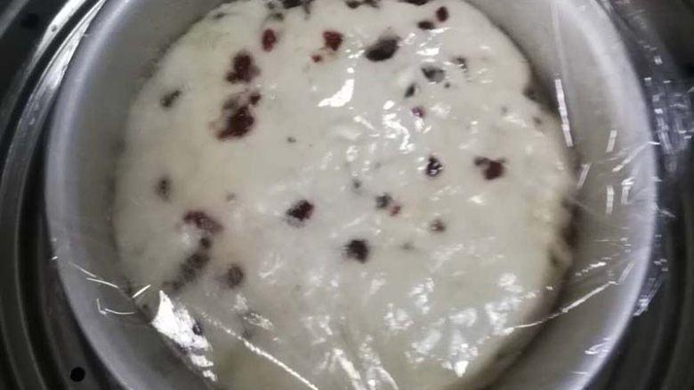 松软好消化的蔓越莓发糕|9M+,凉水上锅，蒸25分钟，不开盖焖几分钟。