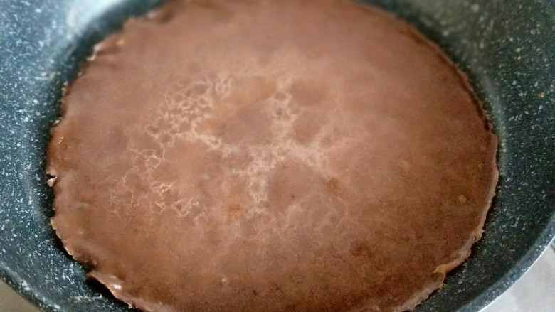 可可巧克力豆毛巾卷,小火煎至面糊凝固,上面起泡泡即可下一张。