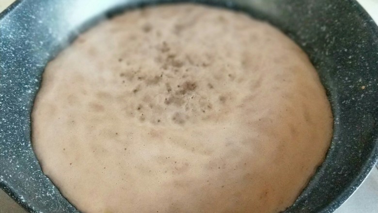 可可巧克力豆毛巾卷,不粘锅小火加入,盛以前面糊,顺时转一圈,摊一张饼状。