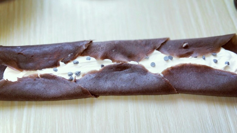 可可巧克力豆毛巾卷,将可可皮两边对折,如图。 之后再从另一端卷起来即可。