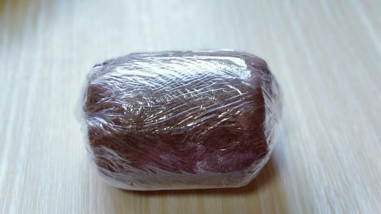 可可巧克力豆毛巾卷,卷号后用保鲜膜包好,放入冰箱冷藏3小时以上。