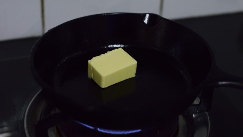 铸铁锅全麦大曲奇,分出30克<a style='color:red;display:inline-block;' href='/shicai/ 887'>黄油</a>,铸铁平底锅中火熔化。