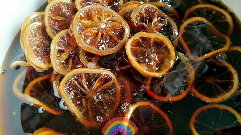 非常有效!川贝柠檬膏!(电饭锅版),成品已经焖透了,但是状态还是比较稀的,倒入锅中熬,熬到略微浓稠就可以了,如果太稠,按照现在这个温度装瓶放凉后你就挖不动了(我用的是白珐琅釉的铸铁锅,大家可以选择康宁锅、不粘锅,锅具的选择我在小贴士有说明)。
