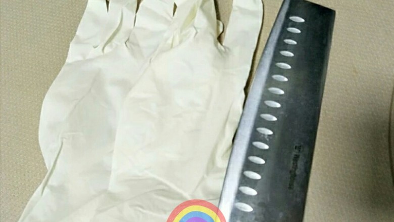非常有效!川贝柠檬膏!(电饭锅版),准备一副一次性手套和一把锋利的刀。有陶瓷刀的,最好用陶瓷刀,比较锋利,可以减少果汁的损失。