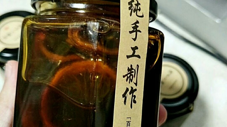 非常有效！川贝柠檬膏！（电饭锅版）,趁热装瓶倒扣，放凉后再翻过来。常温储存，不开封的情况下可以放半年（瓶子等容器请在使用前消毒，蒸煮烤箱烘烤都可以）。不装瓶的可以放家里的乐扣盒子冰箱保存，保质期略短，一两个月还是没什么问题的，请尽快吃完。