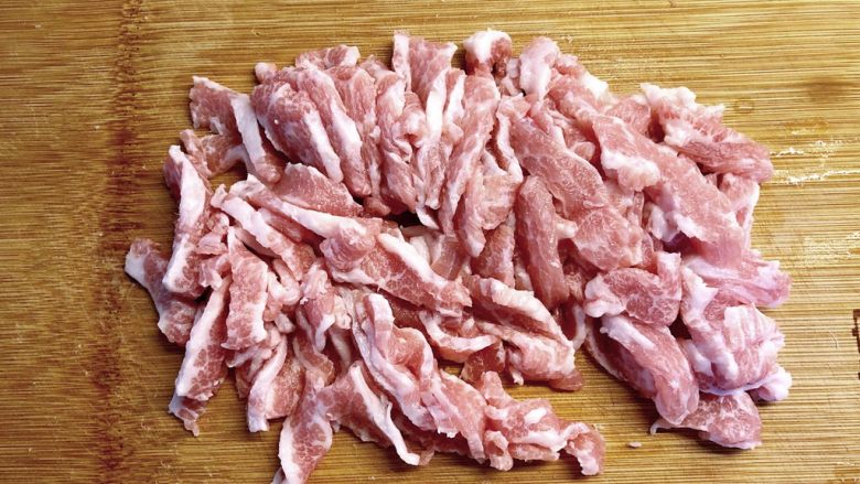 南瓜炒肉片,猪颈肉切片。按纹路45度切断纹理,不要顺着纹路切,直接垂直切断纹路也可以,这样炒出来的肉才嫩。