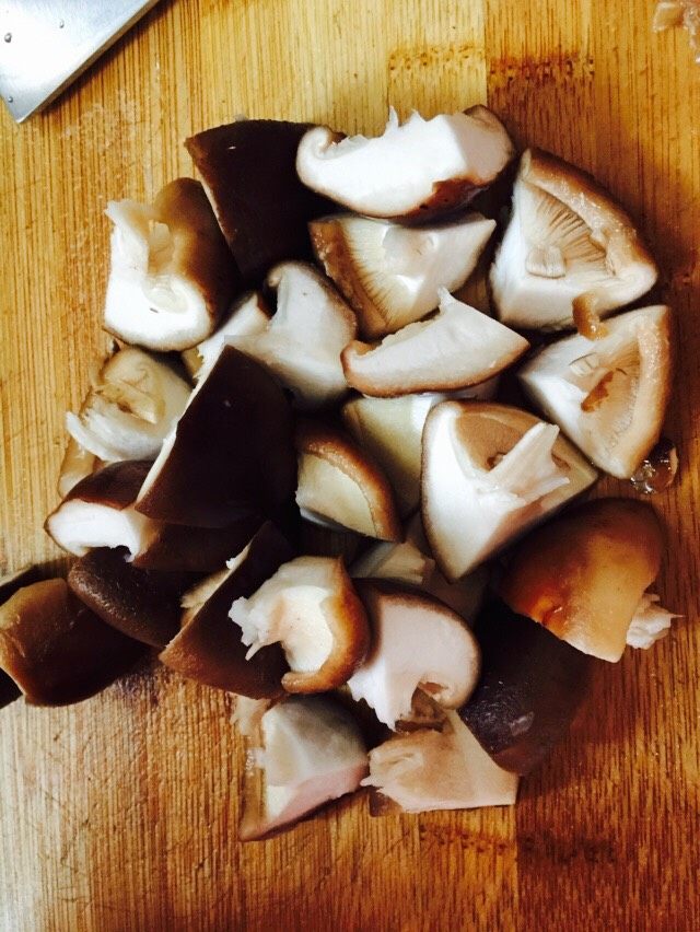 豆腐鲫鱼奶汤,香菇切成块