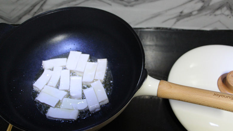 鸡蛋煎豆腐,煎豆腐不要随便翻动。