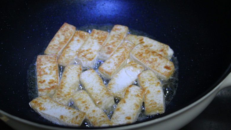 鸡蛋煎豆腐,其实只放了一点点油,如果锅会粘就稍微多倒些油。