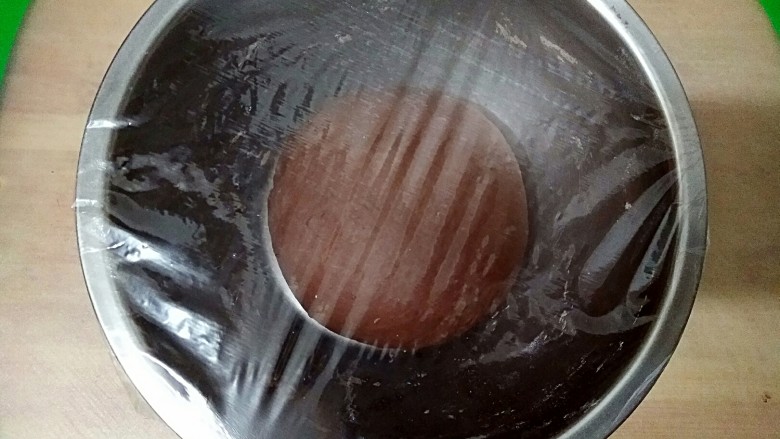 真的脏脏包?蒸的脏脏包!,将揉好的面团盖保鲜膜醒发。