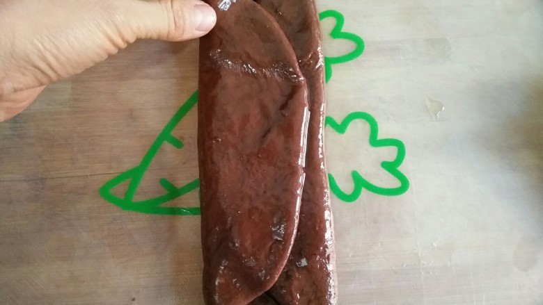 真的脏脏包?蒸的脏脏包!,从左、右边三分之一处向内折起。