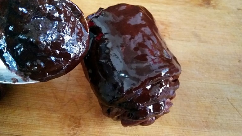真的脏脏包?蒸的脏脏包!,在蒸好后的脏脏包上面淋上甘纳许。