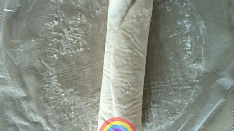香蕉一口酥(空气炸锅),手抓饼皮略微软化把整根香蕉卷起。