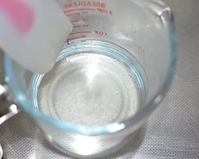 老街煎堆,细砂糖放入开水中搅拌至溶化