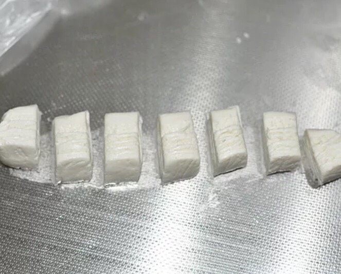 老街煎堆,将糯米团切成大小均匀的份量,大约每个15g左右