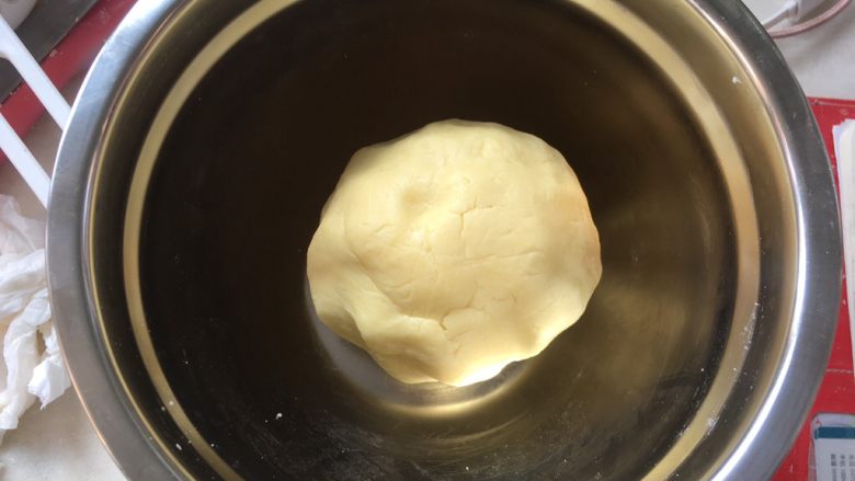 蜘蛛玛格丽特饼干,之后用手抓揉均匀,面团呈光滑状态