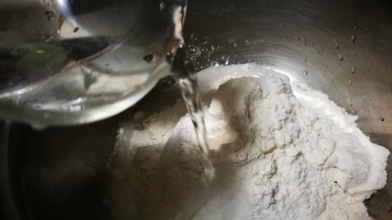 香甜诱人~芝麻酱糖饼,倒入清水
