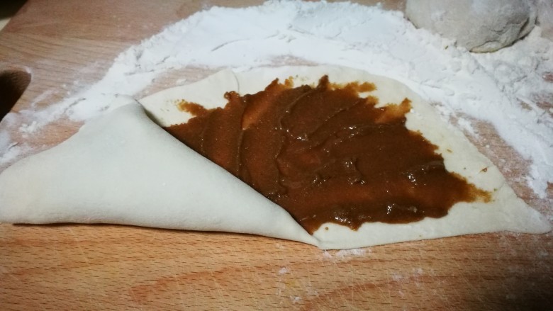 香甜诱人~芝麻酱糖饼,从刀缝的一边开始把面皮卷起来