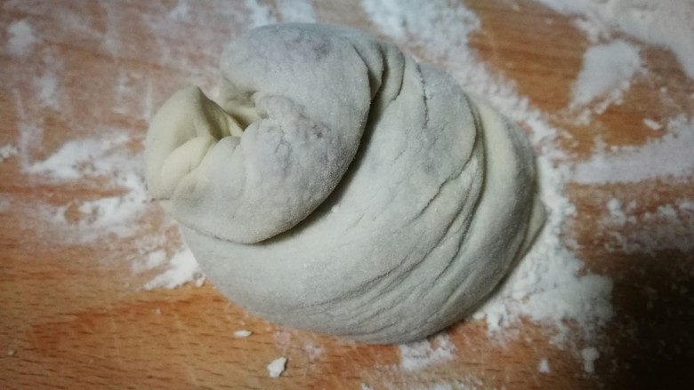 香甜诱人~芝麻酱糖饼,上下捏紧 拧成螺旋转