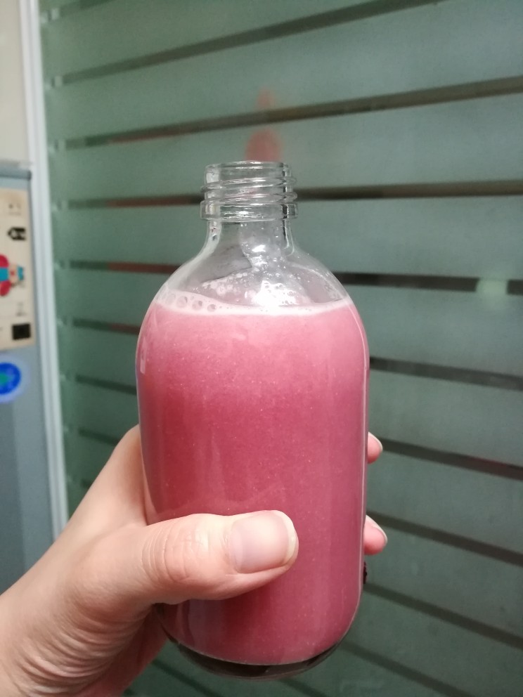 百变水果+鲜榨石榴汁,这是添加了少量苹果榨的汁。也是很少女的颜色呢~每天来一瓶,养颜又美容哈~