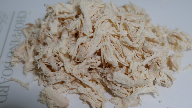 完美便当方程式「5」,鸡胸肉煮熟,用手撕成细丝