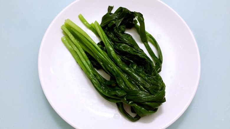 烤韭菜,挤干水分备用