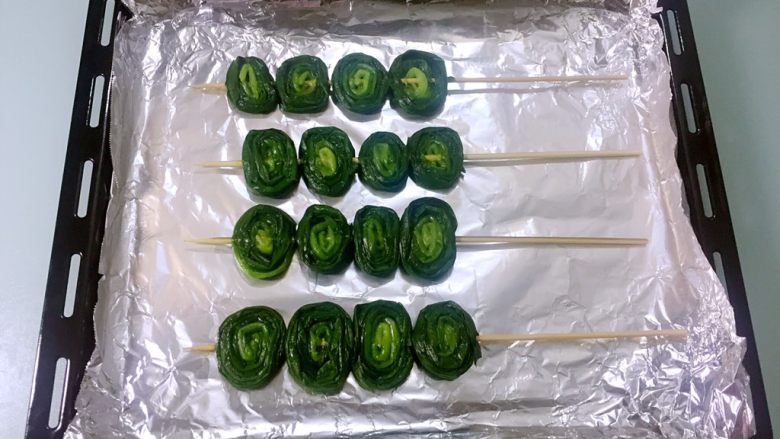 烤韭菜,烤盘铺上锡纸,把韭菜放入烤盘