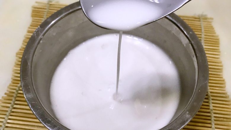 水晶钵仔糕,得到均匀质地清稀的木薯浆,通过加热后,浆液不会分层,但不足以支撑馅料。