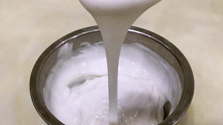 水晶钵仔糕,我们需要把粉浆,隔热水搅拌成糊状。隔水加热的时候,热水是离火状态哦。千万不要一边沸腾一边加热。