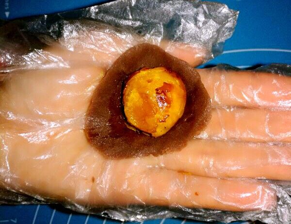 蛋黄酥,用豆沙包裹烤好的蛋黄。(烤好后的蛋黄,油香四溢。)