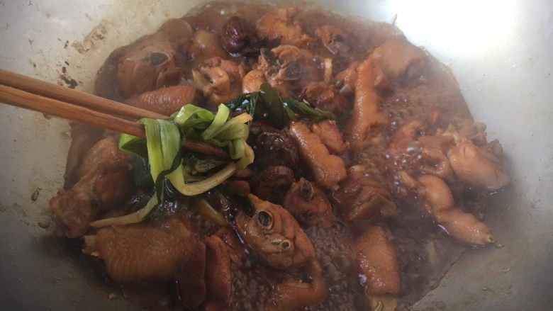天津甘栗焖鸡,20分钟后,捞出小香葱等佐料。