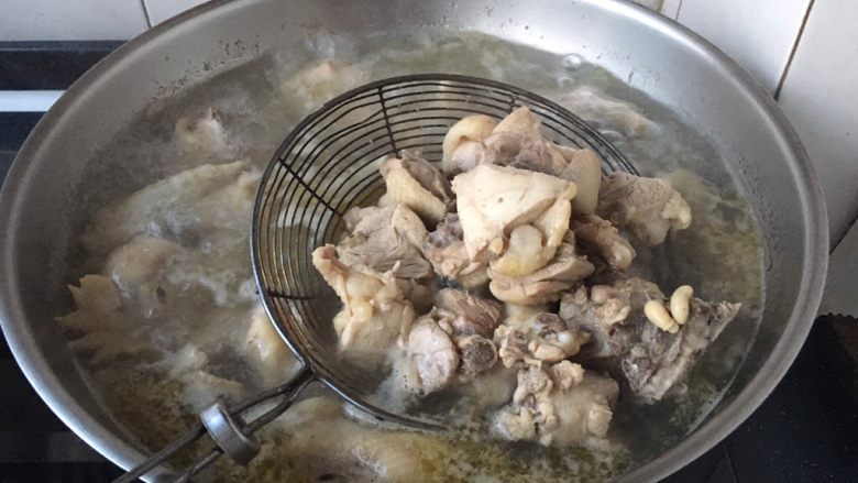 天津甘栗焖鸡,三黄鸡切块,用水浸泡半个小时,冷水焯水,焯水后捞出备用。