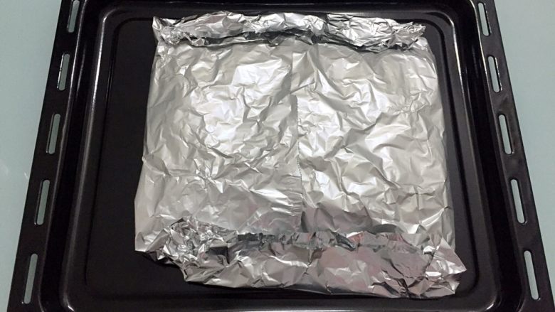 烤什锦菇,锡纸四边折起,但不要折太实,中间留空隙
