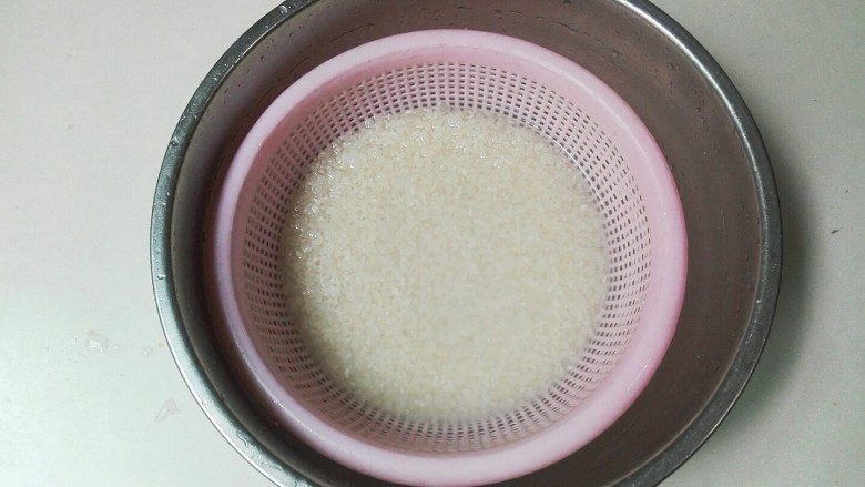 焦香麻麻咸肉胡萝卜土豆菜饭,清洗干净,浸泡十五分钟