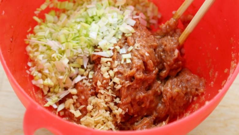 西红柿木耳鸡肉水饺,加入<a style='color:red;display:inline-block;' href='/shicai/ 2800'>生姜</a>和大葱末再次拌匀。
