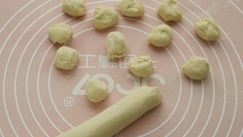 西红柿木耳鸡肉水饺,将面团搓条,揪成小剂子。