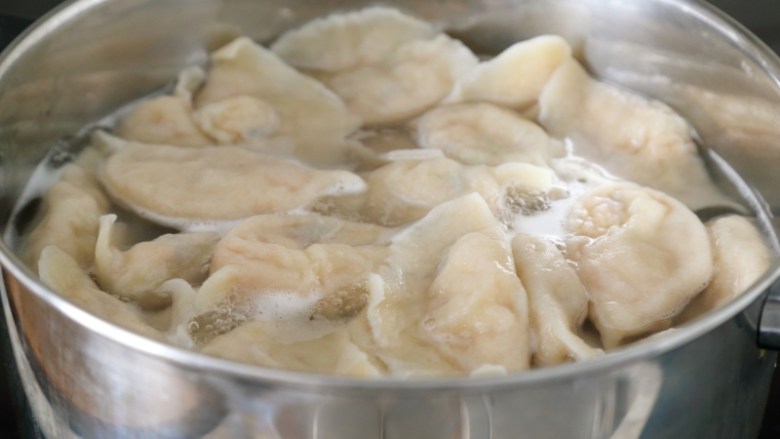 西红柿木耳鸡肉水饺,锅里水烧开,下饺子,中间点两次水,饺子就煮熟了。