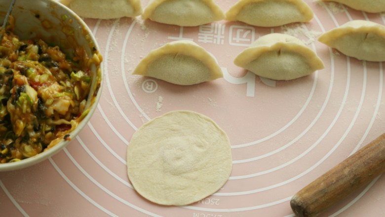 西红柿木耳鸡肉水饺,擀皮包饺子。包成你喜欢的样子。