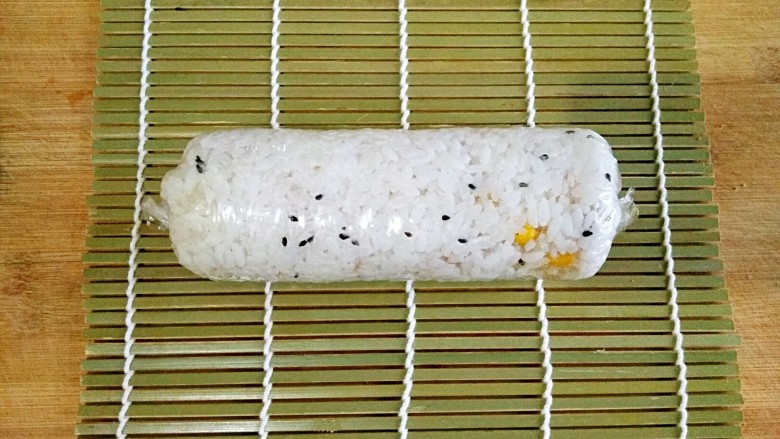 肉松油条饭团――秒杀K家同款握的大饭团,卷起,两边收口卷紧。