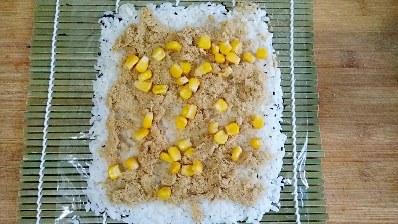 肉松油条饭团――秒杀K家同款握的大饭团,在米饭上面铺上一层<a style='color:red;display:inline-block;' href='/shicai/ 432'>肉松</a>,撒上甜玉米粒。