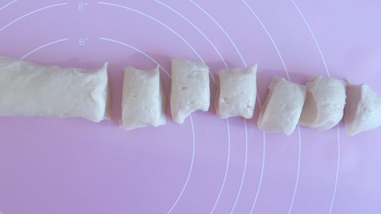 脆皮小点心,给面团排气后,搓成长条,分成均匀的小份