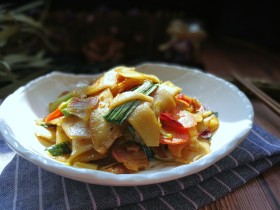腊肉炒土豆饼