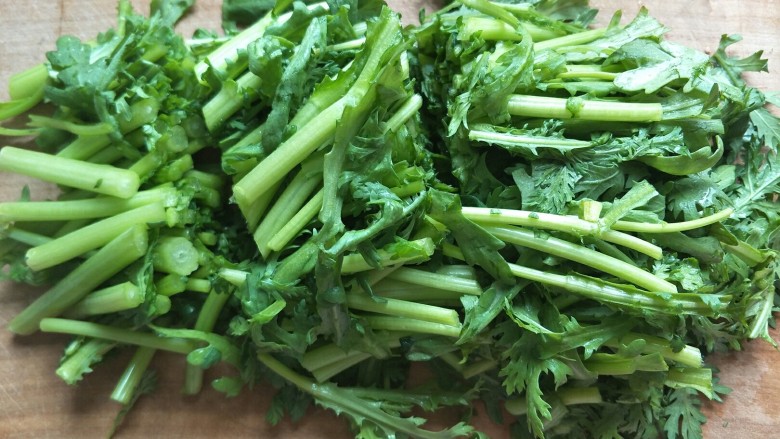老干妈辣炒茼蒿,用刀切成五厘米左右长的段