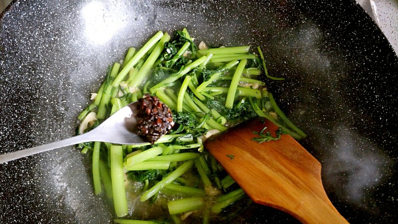 老干妈辣炒茼蒿,根据自己口味加入<a style='color:red;display:inline-block;' href='/shicai/ 10084'>老干妈</a>，如果<a style='color:red;display:inline-block;' href='/shicai/ 10084'>老干妈</a>加入的太多，盐要减少，<a style='color:red;display:inline-block;' href='/shicai/ 10084'>老干妈</a>就很咸了