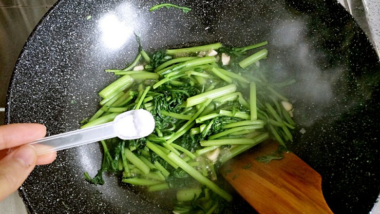 老干妈辣炒茼蒿,差不多快要出锅的时候再放盐,不然出水太多