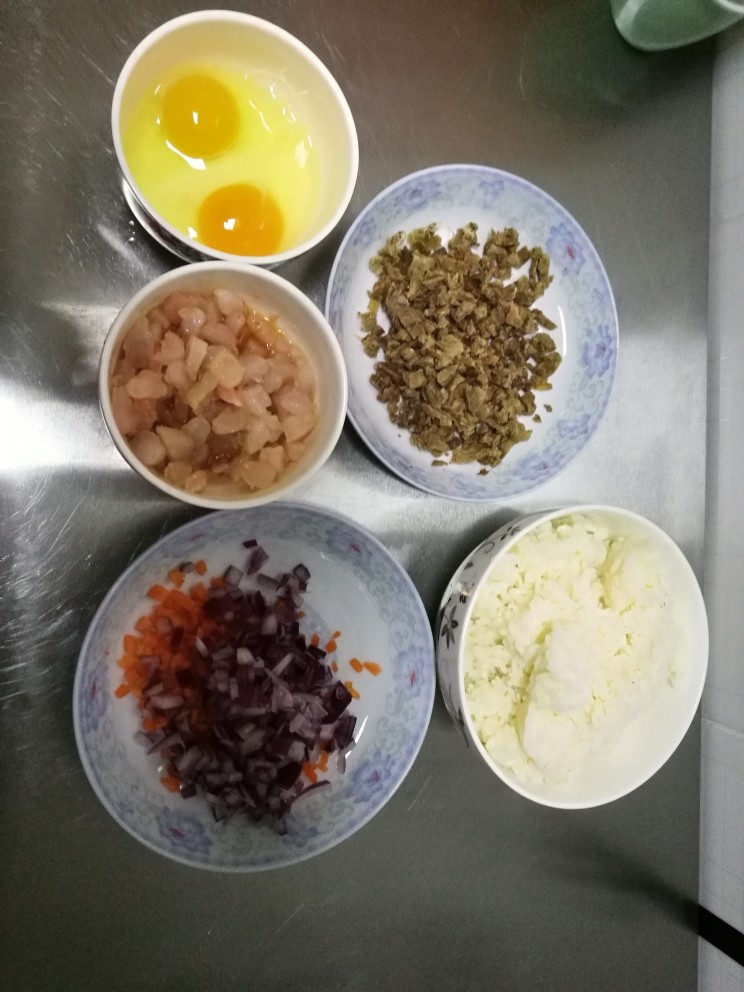 牛肉虾仁蛋炒饭,<a style='color:red;display:inline-block;' href='/shicai/ 9'>鸡蛋</a>打散！先入油锅炒散！注意不要炒焦！稍微凝固就装盘待用！锅中倒入适量油烧热后先放入米饭炒散！然后依次加入虾仁，洋葱，胡萝卜，牛肉和<a style='color:red;display:inline-block;' href='/shicai/ 9'>鸡蛋</a>！炒几分钟！出锅前倒入适量<a style='color:red;display:inline-block;' href='/shicai/ 788'>生抽</a>！撒入香葱！装盘！完成！